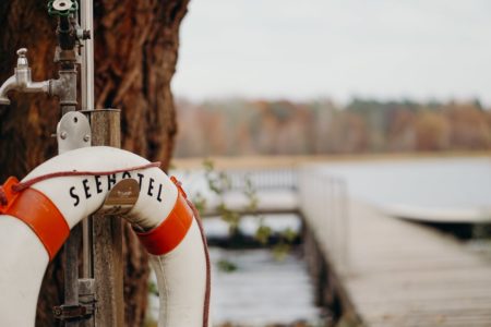 Steg des Seehotels am Klostersee // HIMBEER