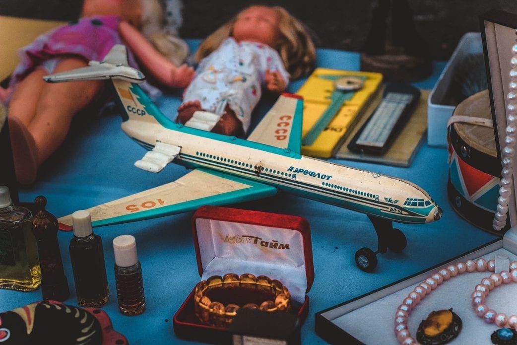 Flohmarkt, Kindersachen, Basar, Flugzeug, Puppe, retro // HIMBEER