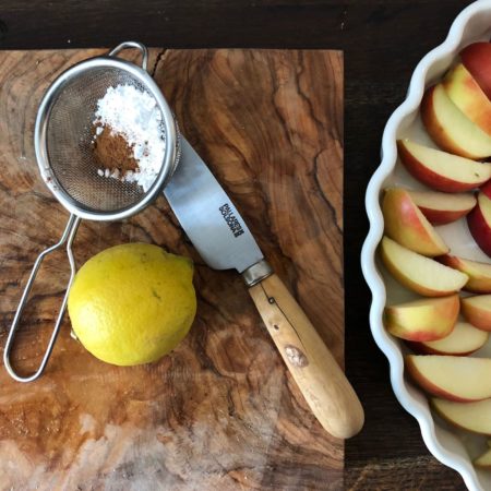 Backen mit Kindern: Apple Crumble-Rezept, kinderleicht zum Nachbacken // HIMBEER