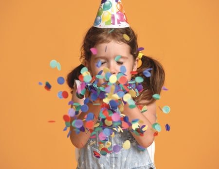 kind, konfektti, gelber hintergrund, fasching, kinderfasching // München mit Kind