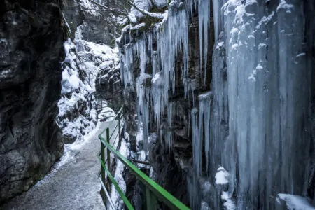 Weg mit Eiszapfen Breitachklamm // HIMBEER