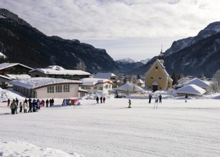 Skirennen im Familienskigebiet Steinplatte in Österreich // HIMBEER