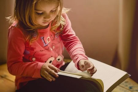 Bibliothek Kinder und Jugendbücher Mädchen Lesen // HIMBEER