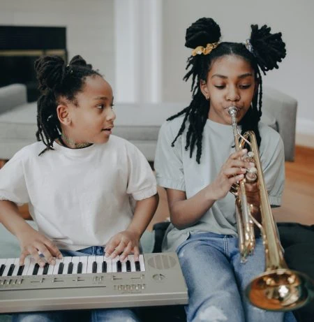 Zwei Mädchen mit Instrumenten Musikschulen und Musikkurse für Kinder in München // HIMBEER