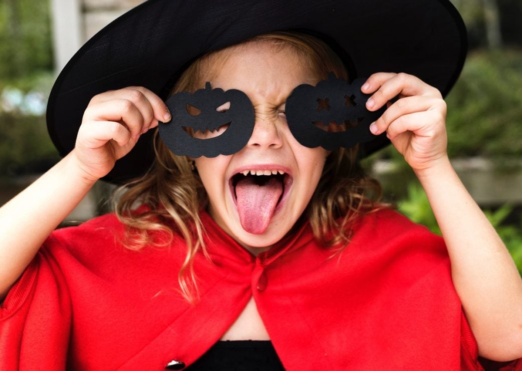 Kind, schwarze Maske, roter Umhang, Kind, Kinderfasching // München mit Kind