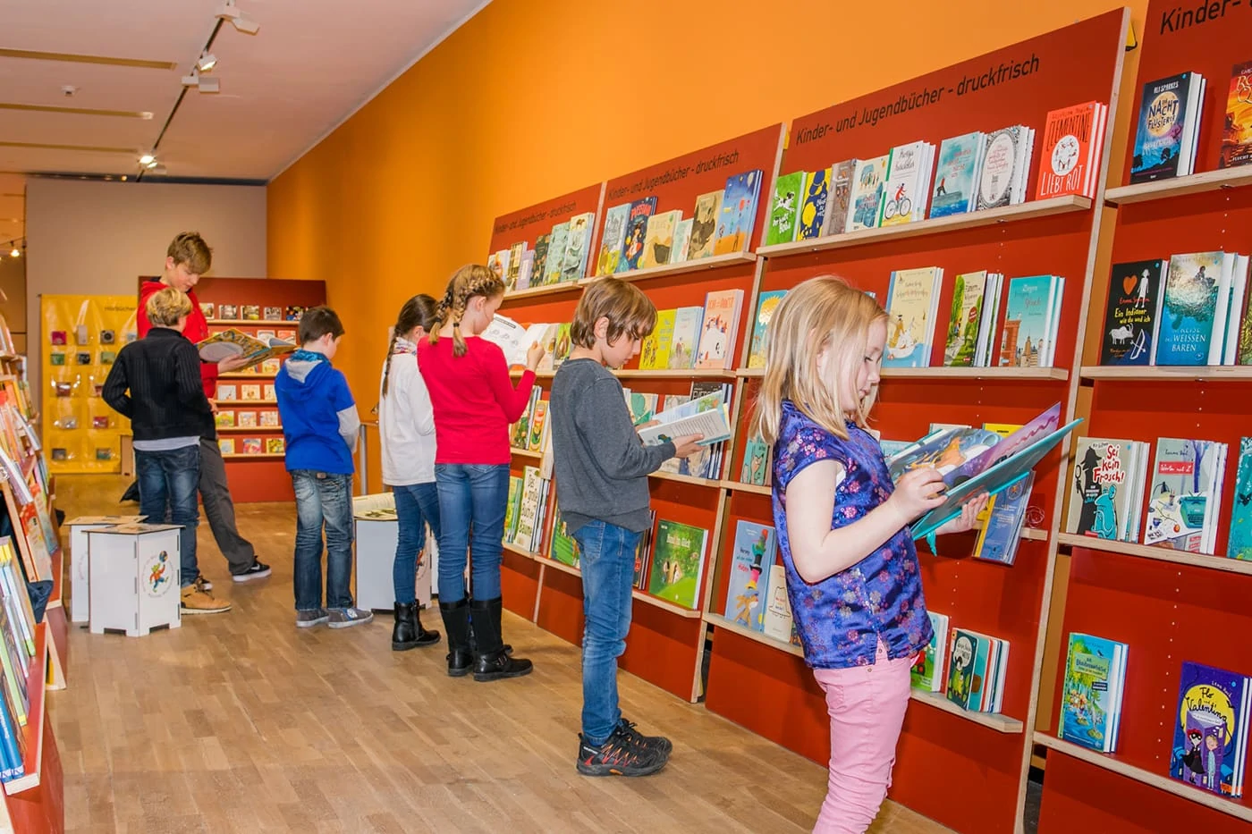 Bücherschau Junior: Lesende Kinder // HIMBEER