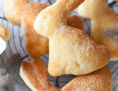 Rezept zu Ostern: Osterhasen aus Quark-Öl-Teig – süße Osterhäschen backen // HIMBEER