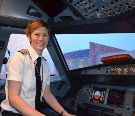 easyJet-Pilotin Stine Andersen unterstützt den Internationalen Frauentag // HIMBEER