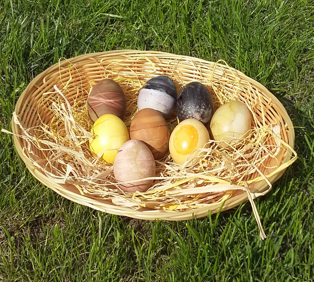 Ostereier natürlich färben mit Naturstoffen // HIMBEER