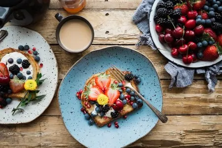 Mit Kindern in München brunchen gehen: Toast mit Früchten // HIMBEER