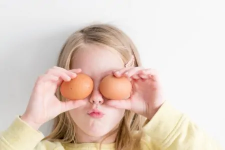 Maedchen mit Eiern Ostern Wochenendtipps // HIMBEER