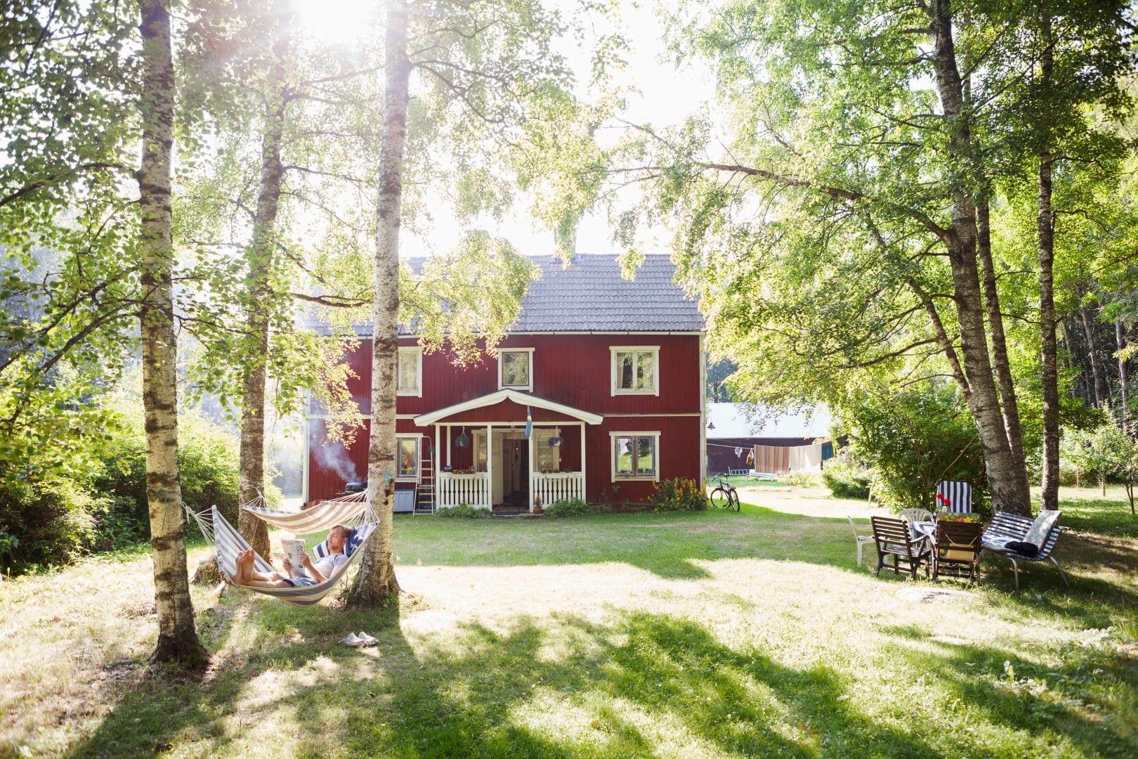 Mit Kindern nach Schweden reisen: typisches rotes Schwedenhäuschen als Ferienhaus // HIMBEER