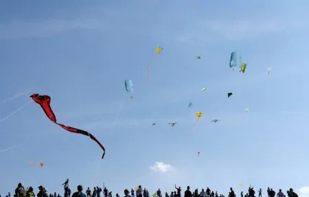Drachenfest Drachen Himmel Menschenreihe // HIMBEER