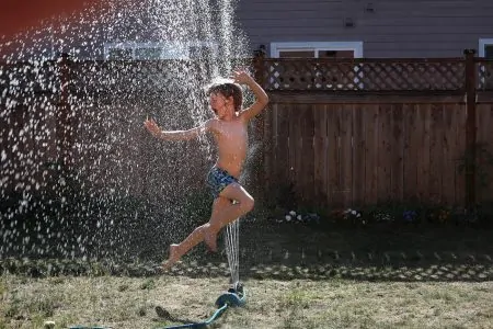 Wochenendtipps Wassersprenger Junge Sommer // HIMBEER