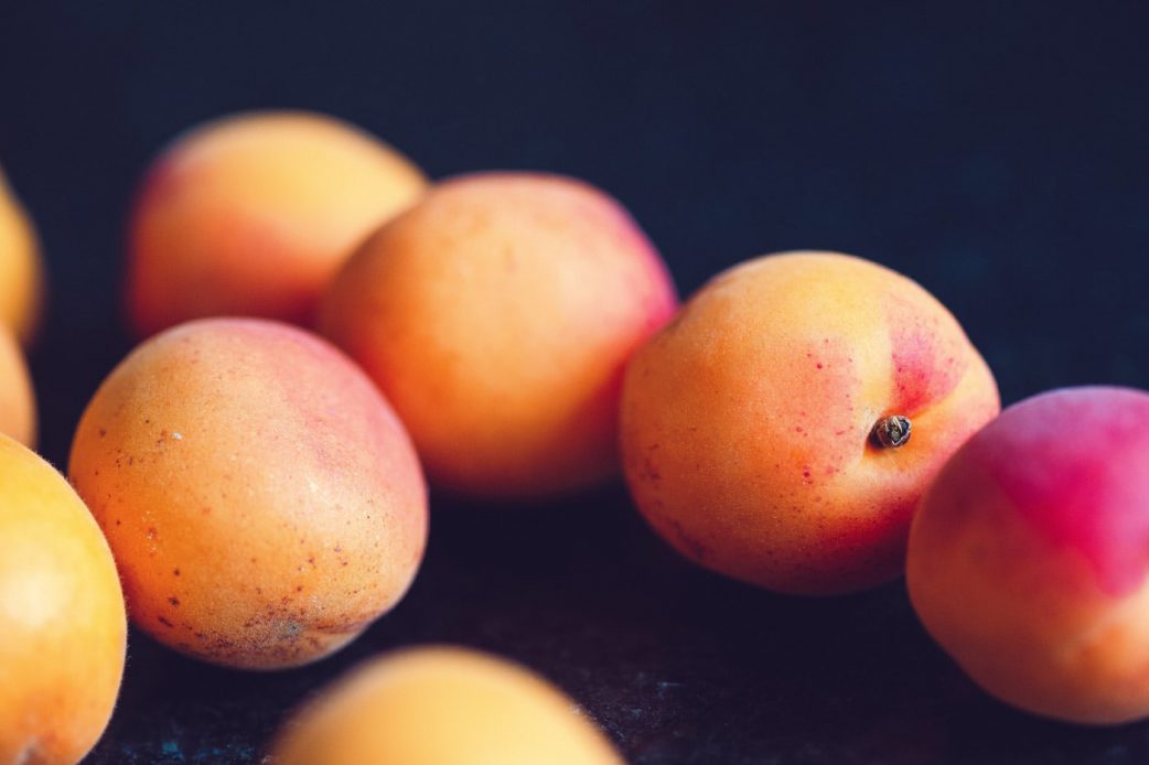 Rezept für Familien: Aprikosen-Fassbrause selber machen // HIMBEER
