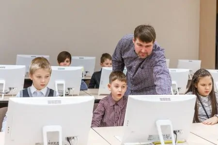 Programmierschule KIBERone Computer Kinder // HIMBEER