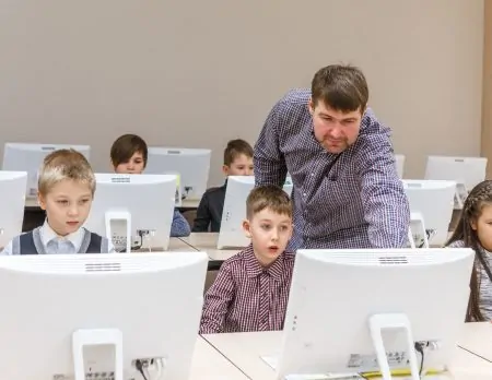 Programmierschule KIBERone Computer Kinder // HIMBEER
