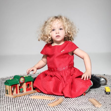 Das Berliner Familienmagazin: HIMBEER Dezember-Ausgabe 2019 mit Titelthema zu guten Spielsachen für Kinder // HIMBEER