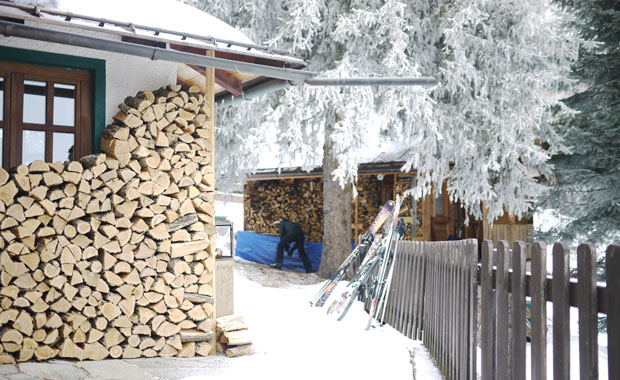 Skiurlaub mit Kindern in Österreich: Ausspannalm – wunderbare Hütte direkt an der Piste // HIMBEER