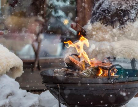 Feuerschale im Schnee: Hotel Saalerwirt – Winterurlaubsziel für Familien // HIMBEER