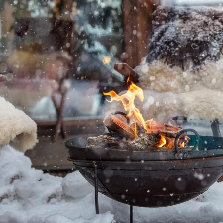 Feuerschale im Schnee: Hotel Saalerwirt – Winterurlaubsziel für Familien // HIMBEER