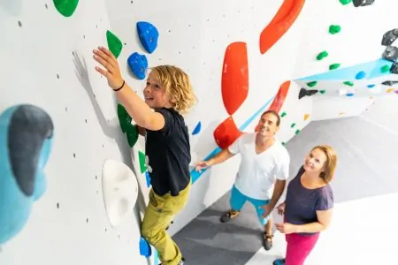 Bouldern mit Kindern in München: Junge im Kinderbereich der Boulderwelt München Ost // HIMBEER