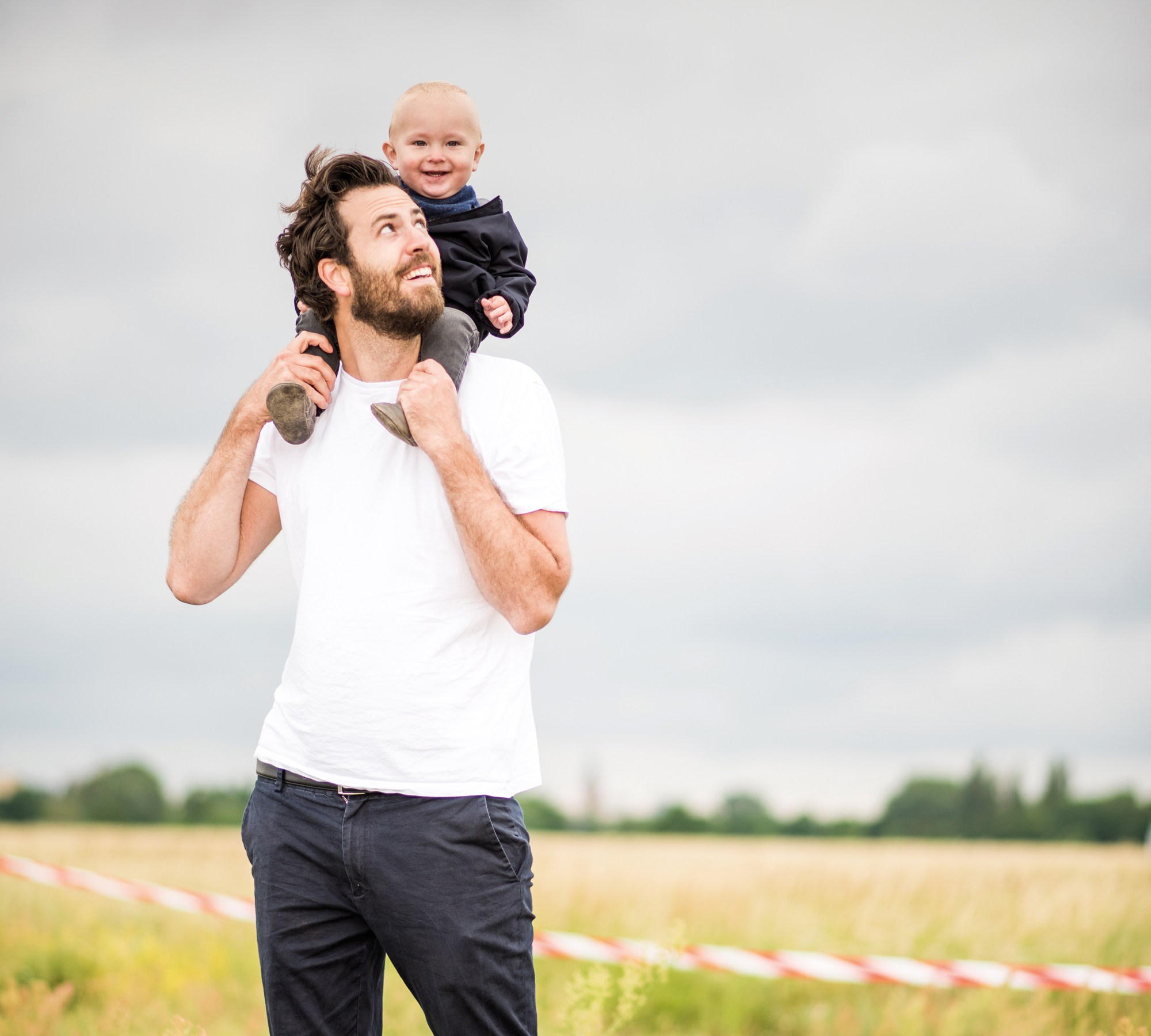 Neue Väter: Elternzeit. Arbeitszeitmodelle, Familienalltag: Vater Jakob mit Baby Carl // HIMBEER