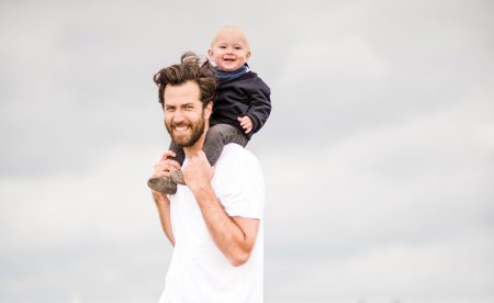 Neue Väter: Elternzeit. Arbeitszeitmodelle, Familienalltag: Vater Jakob mit Baby Carl // HIMBEER