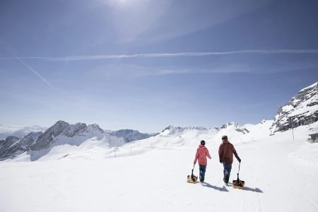 Zugspitze: Rodeln im Schnee // HIMBEER