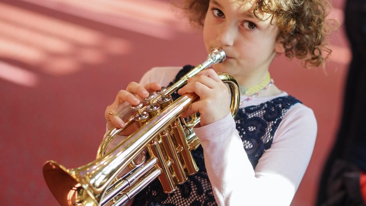 Mädchen Trompete: Der Gasteig brummt 2023 Musik für Kinder in München // HIMBEER