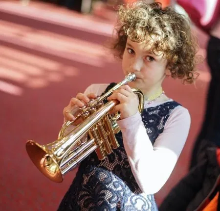 Mädchen Trompete: Der Gasteig brummt 2023 Musik für Kinder in München // HIMBEER