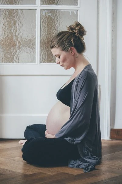 Babybauch, schwanger, Portrait, pränatale Bindungsanalyse, yoga