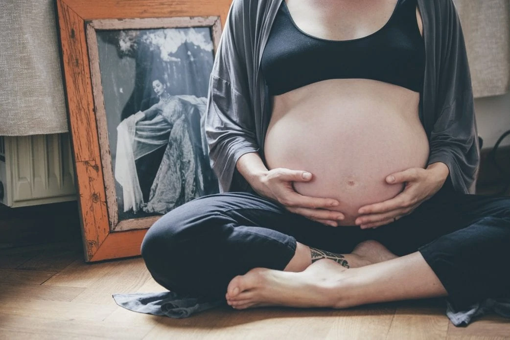 Yoga, Schneidersitz, schwanger, Bauch, Babybauchfotos