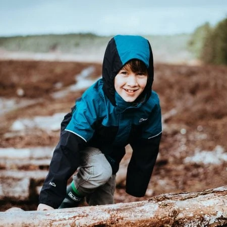 Wochenendtipps: Junge in Regenkleidng // HIMBEER