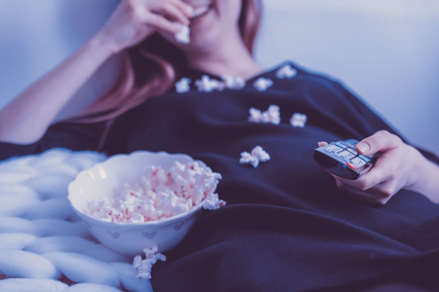 Streamingangebote Netflix, Amazon, Disney Plus Frau mit Popcorn //HIMBEER