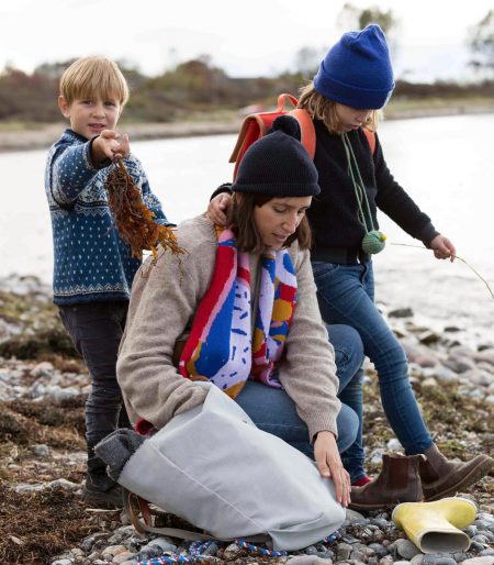 Nora Hänska mit Kindern am Strand // HIMBEER