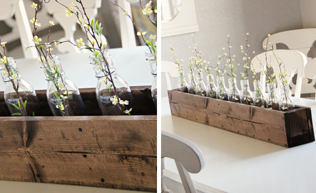 Frühlingsdeko selber machen: Holzkasten als Tischdeko mit Blumen – DIY-Idee // HIMBEER