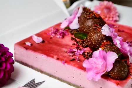 Erdbeerkuchen: Raw Strawberry Cheesecake von Junilove //HIMBEER
