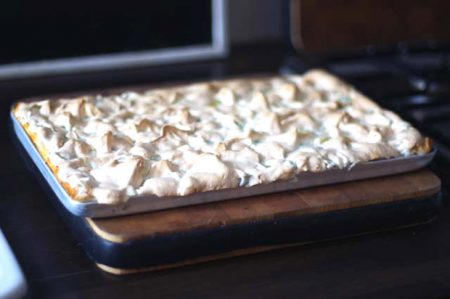 Rezept für Rhabarber-Baiser-Kuchen // HIMBEER
