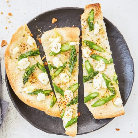 Flammkuchen mit grünem Spargel // HIMBEER