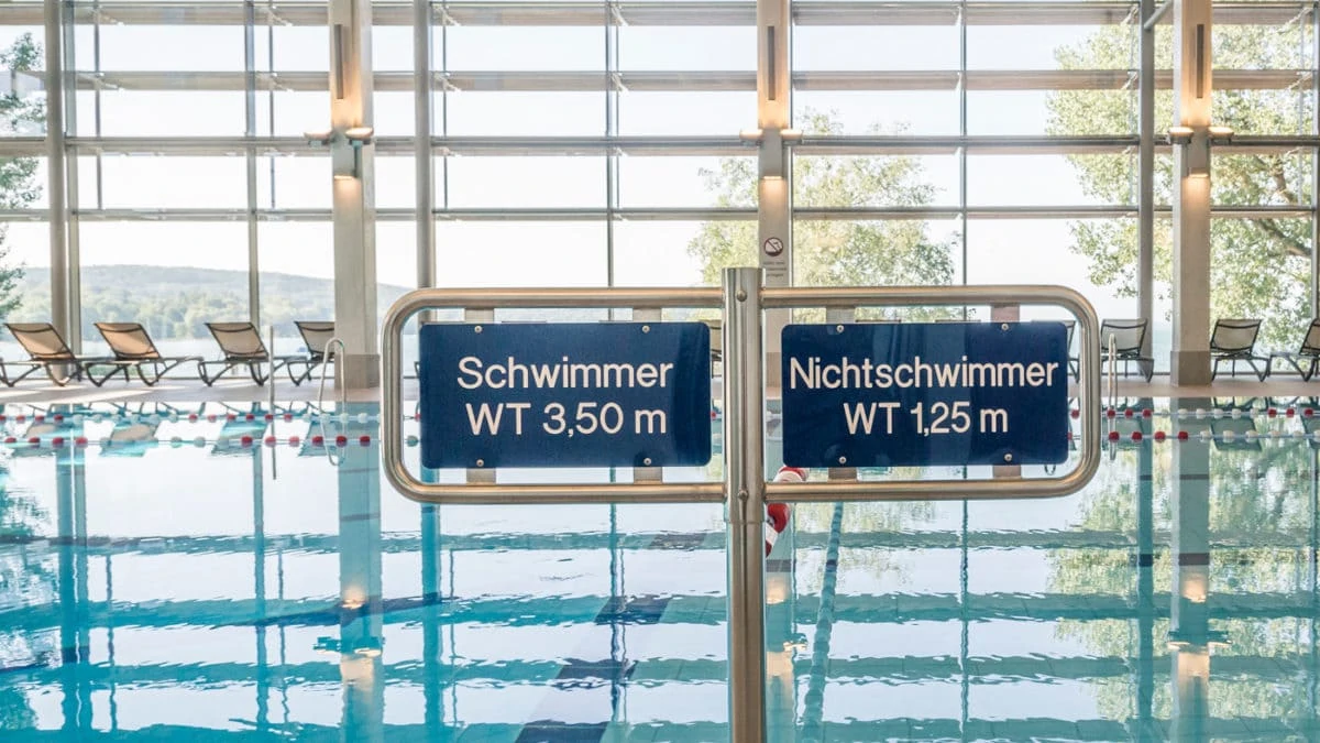 Schwimmer und Nichtschwimmer im Seebad Starnberg // HIMBEER