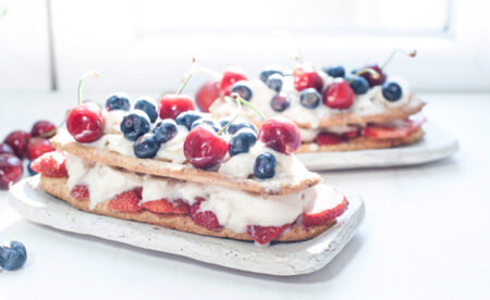 Eis-Lasagne mit frischen Beeren und Knusperkeksen // HIMBEER