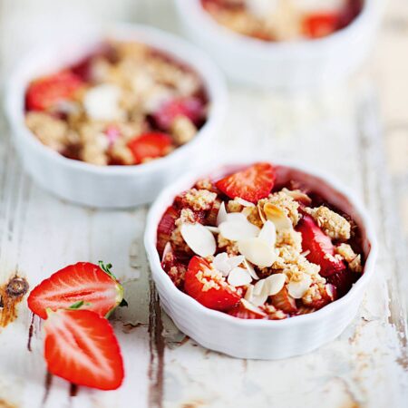 Rhabarber-Erdbeer-Crumble // HIMBEER
