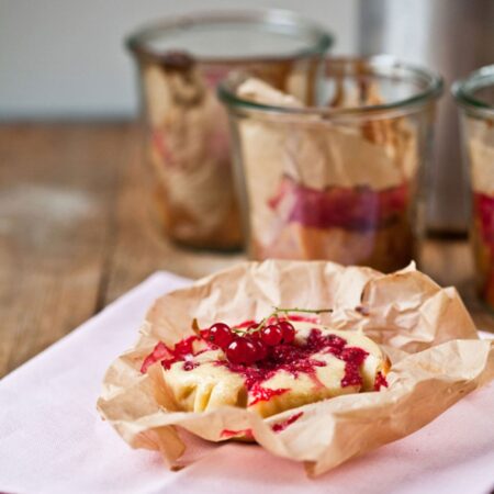 Kleine Johannisbeer-Buttermilch-Kuchen mit Kindern backen // HIMBEER