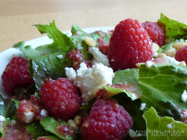 Salat mit Himbeeren – sommerliches Rezept für Familien // HIMBEER