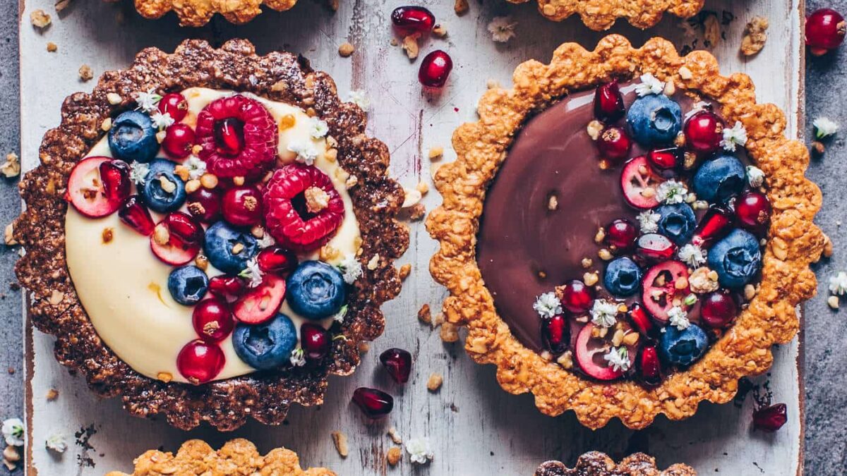 Vegane Granola-Tartelettes mit Pudding und Obst // HIMBEER