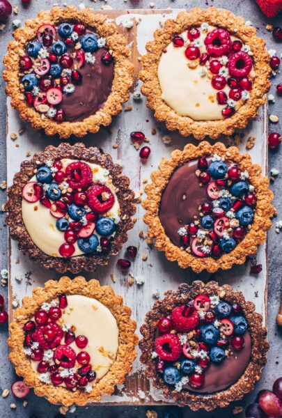 Vegane Granola-Tartelettes mit Pudding und Obst // HIMBEER