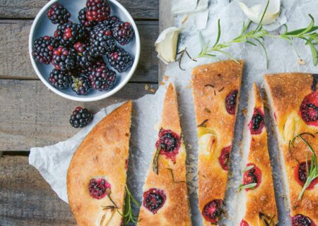 Knusprige Focaccia mit Brombeeren und Rosmarin // HIMBEER