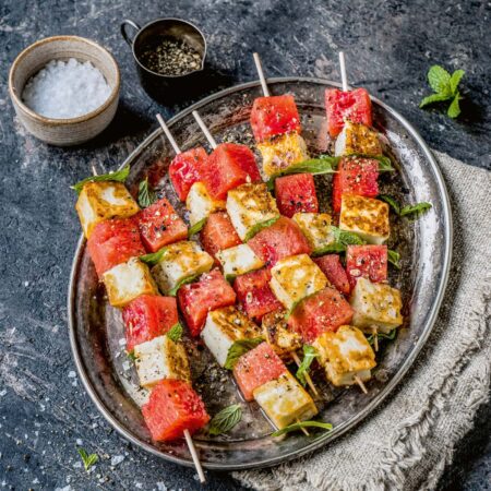 Rezepte für Familien: Wassermelonen-Halloumi-Spieße // HIMBEER