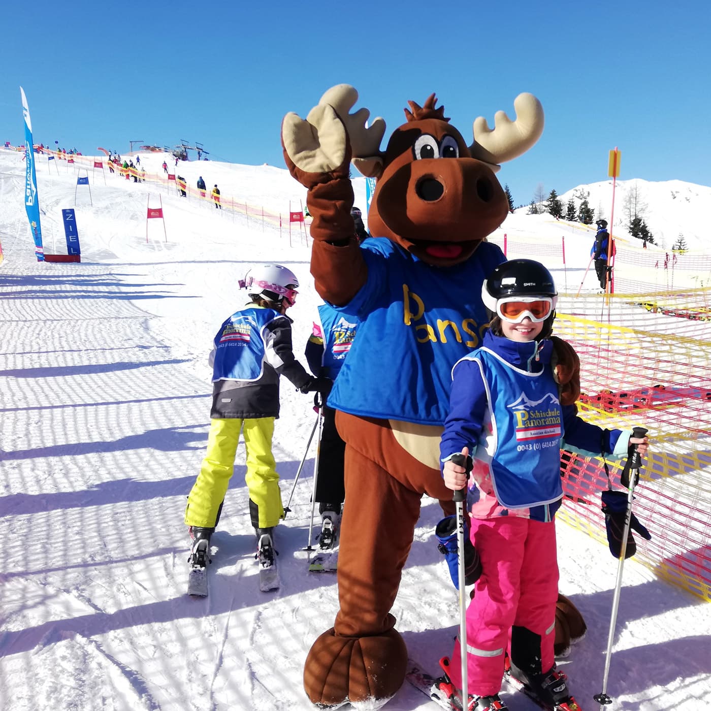 02 Kinder lernen Skifahren in der Skischule Panorama c Sandy Bossier Steuerwald 3552352